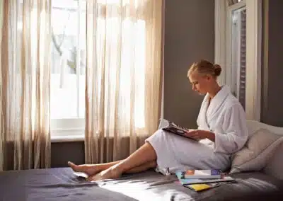 une femme en peignoir sur son lit