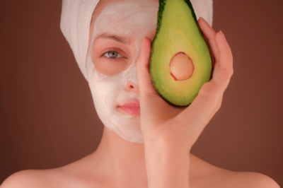 Femme avec masque blanc tenant un fruit vert