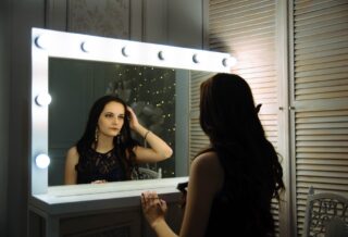 une femme se regardant dans le miroir