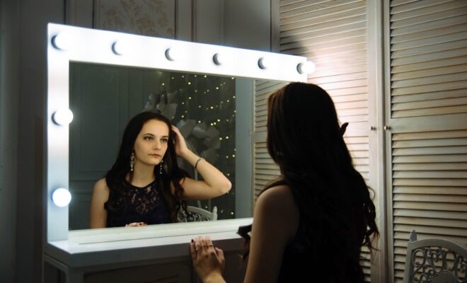 une femme se regardant dans le miroir