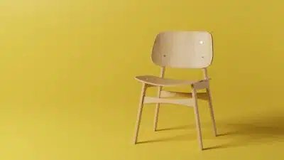 chaise scandinave sur fond jaune