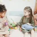 deux petits filles entourées de jouets