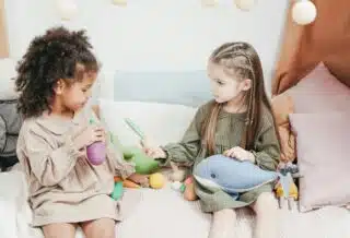 deux petits filles entourées de jouets