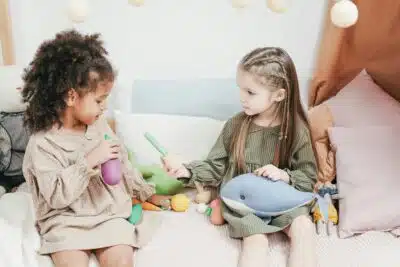 deux petits filles entourées de jouets