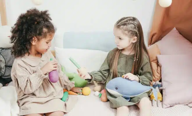 deux petits filles entourées de jouets